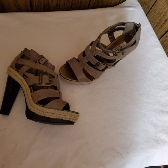 Shoes sizes 5.5 to 6.0 - Picture 5 of 8